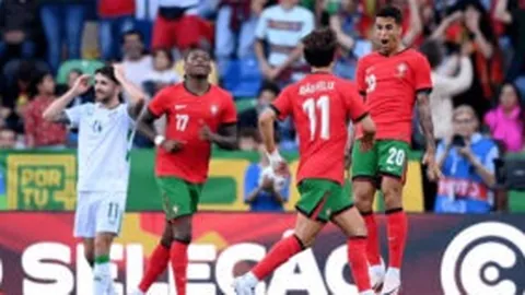 “惊艳登场！前阿里人士田间展现露背礼服，时髦装扮引目光5。”