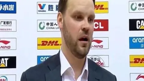 足球判罚争议体育赛事数据：云南大战新鹏城，奥斯卡进球存疑，克莱伯越位争议，裁判判罚引热议